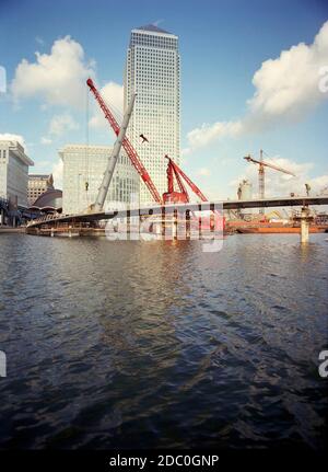 1997 passerelle piétonne Heron Quay, en construction durant les premiers jours de Canary Wharf, Docklands, East End of London, Royaume-Uni Banque D'Images