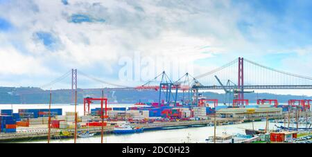Panorama du port commercial de Lisbonne avec le pont du 25 avril et le Tage, Portugal Banque D'Images