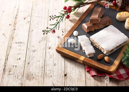 Assortiment de nougat de Noël sur fond en bois Banque D'Images
