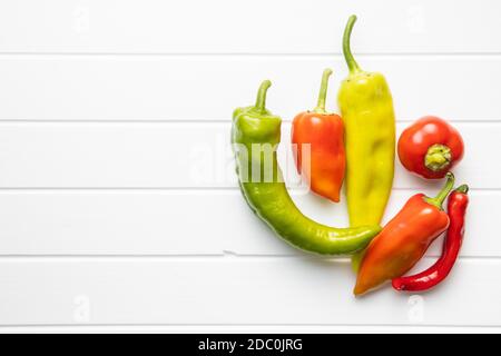 Différents types de légumes poivrons sur table blanche. Vue de dessus. Banque D'Images