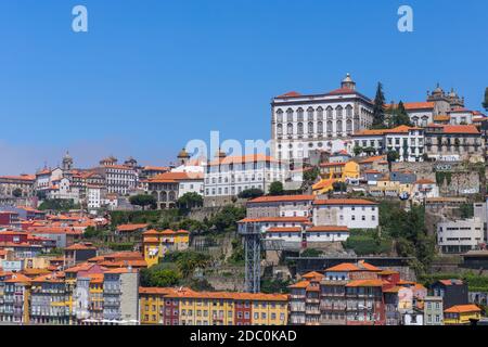 PORTO, PORTUGAL - 28 juillet 2019 : les célèbres maisons de la Ribeira dans le Douro River Bank près du Pont Dom Luis I, Porto, Portugal. Banque D'Images