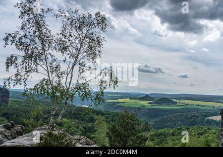 Vue panoramique sur le paysage et la colline de grès kaiserkrone dans la Suisse saxonne sur le sentier de schrammstein panorama, Allemagne Banque D'Images