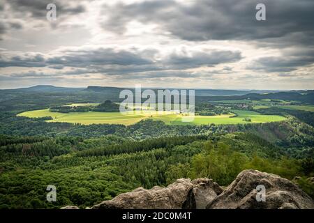 Vue panoramique sur le paysage et la colline de grès kaiserkrone dans la Suisse saxonne sur le sentier winterberg, Allemagne Banque D'Images