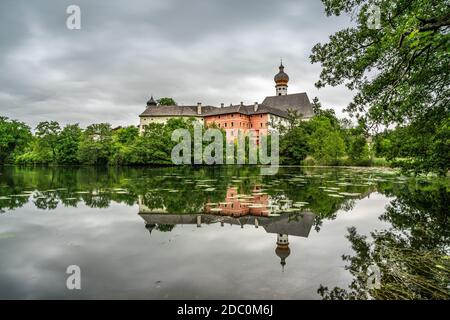 Hoeglwoerth Abbey et son reflet dans le lac près de colère en Bavière, Allemagne Banque D'Images