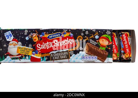 Paquet de barres à gâteau au chocolat McVités Santa en emballage individuel Sur fond blanc, idéal pour Noël Banque D'Images