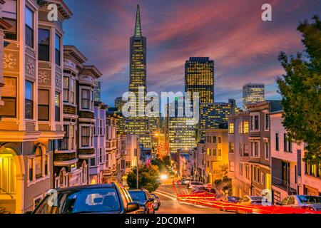 Vue sur le centre-ville au crépuscule depuis le quartier de North Beach, San Francisco, Californie, États-Unis Banque D'Images