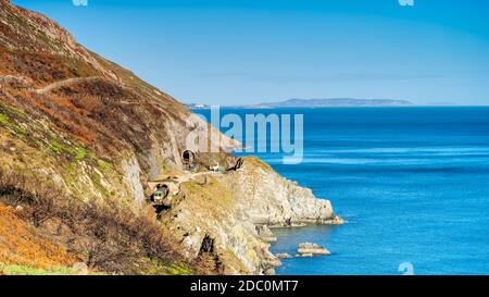 Former la sortie d'un tunnel. Voir à partir de la falaise à pied Bray à Greystones avec beau littoral, les falaises et la mer, l'Irlande Banque D'Images