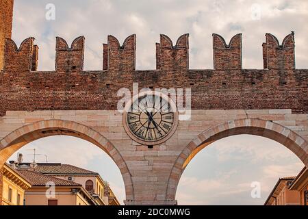 Portoni della Bra, une porte ancienne et médiévale sur la place Bra à Vérone, en Italie Banque D'Images