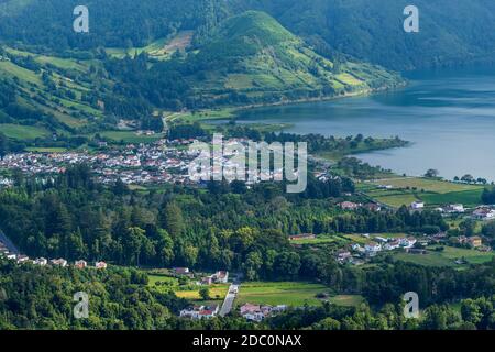 Vue pittoresque sur le lac de Sete Cidades, un lac de cratère volcanique sur l'île de São Miguel, Açores, Portugal Banque D'Images
