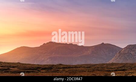 Coucher de soleil spectaculaire sur la chaîne de montagnes. Coucher de soleil mettant en valeur les montagnes de Mourne, comté en bas, Irlande du Nord Banque D'Images