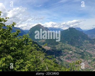 Vue panoramique sur Riva del garda depuis le sommet de la montagne cima d'oro et le lac de garda dans le nord de l'italie Banque D'Images