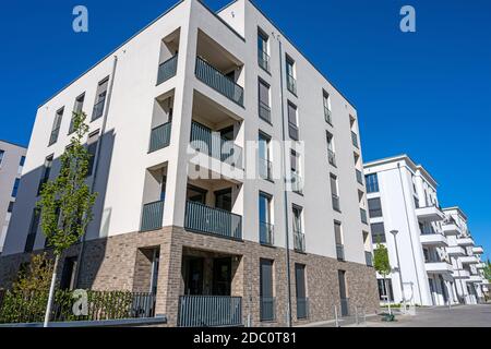 Bâtiments modernes de tenement blanc vus à Berlin, Allemagne Banque D'Images