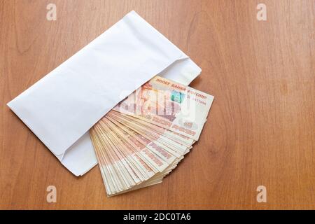 Il y a un paquet d'argent dans une enveloppe sur la table Banque D'Images