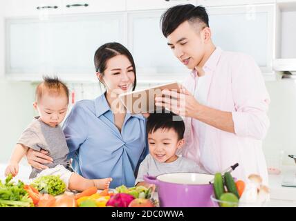 bonne famille préparant le dîner avec des aliments sains dans la cuisine Banque D'Images