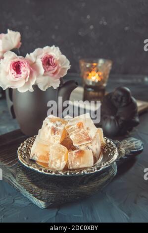 Le thé turc et le plaisir turc dans la vie avec des bougies. Bonbons traditionnels turcs sur la table Banque D'Images