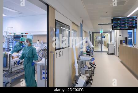 Dresde, Allemagne. 13 novembre 2020. Les infirmières de soins intensifs sont occupées à prendre soin des patients dans l'unité de soins intensifs corona de l'hôpital universitaire de Dresde. Credit: Robert Michael/dpa-Zentralbild/ZB/dpa/Alay Live News Banque D'Images