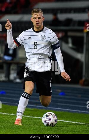 Brunswick, Allemagne. 17 novembre 2020. Football, U-21 hommes: Qualification au Championnat d'Europe, Allemagne - pays de Galles, 1er tour, Groupe 9, 8e jour de match au stade Eintracht. L'Allemand Arne Maier contrôle le ballon. Credit: Swen Pförtner/dpa/Alay Live News Banque D'Images