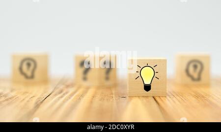 cubes montrant une session de brainstorming sur fond blanc - 3d illustration Banque D'Images