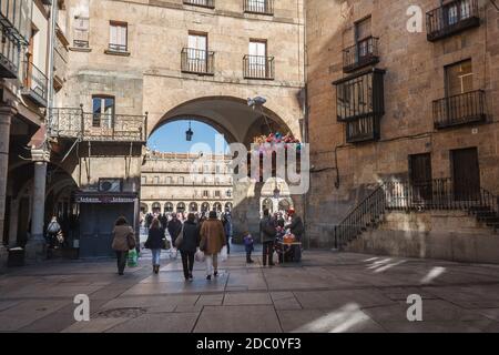 Plaza del Corrillo, entrée à la Plaza Mayor avec quelques personnes marchant et un vendeur de ballons, Castille et Leon, Espagne Banque D'Images