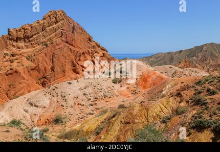 Formations rocheuses de grès rouge sept taureaux et coeur brisé, canyon de Jeti Oguz au Kirghizistan, région d'Issyk-Kul, Asie centrale Banque D'Images