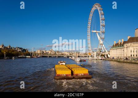 Cory Environmental Tug 'Recovery' tire une barge de déchets sur la Tamise. Londres, Royaume-Uni. Trafic fluvial pour les entreprises, l'industrie. Monuments de Londres. Œil Banque D'Images