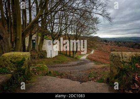 Vue sur les toilettes publiques de White Wells Le chemin et à travers Ilkley Moor - fermé pour cause COVID-19 maintenu par la paroisse d'Ilkley Banque D'Images