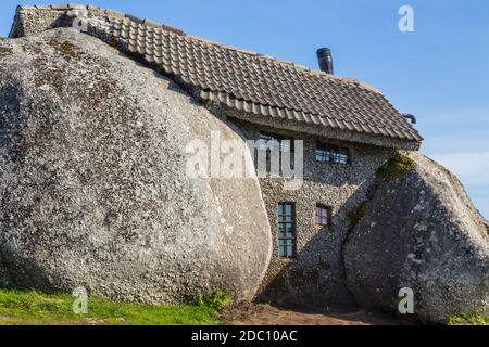 Casa do Penedo, une maison construite entre d'énormes rochers au sommet d'une montagne à Fafe, Portugal. Communément considéré comme l'une des maisons les plus étranges du monde. Banque D'Images