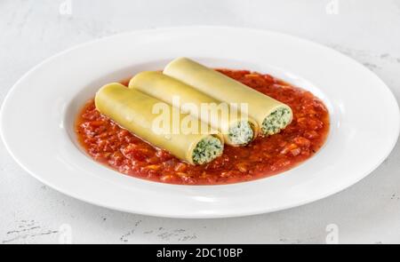 Pâtes cannelloni farcies à la ricotta et aux épinards avec sauce tomate Banque D'Images