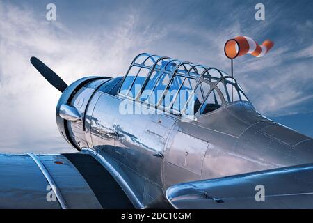 avion historique contre un ciel spectaculaire Banque D'Images