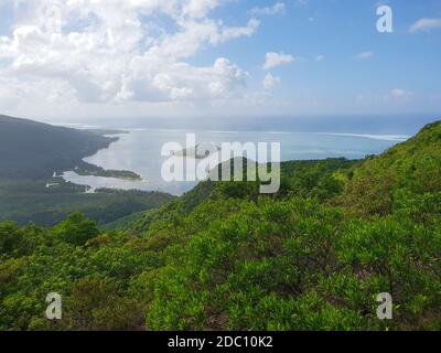 Vue sur la ligne de côte à partir d'un sentier vers le morne mountain top sur l'île Maurice Banque D'Images