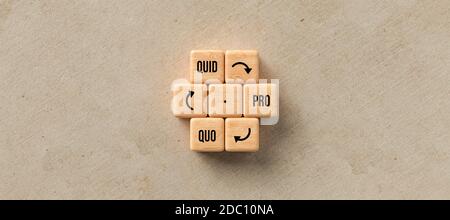 Cubes avec message QUID PRO QUO comme cercle arrière-plan papier - illustration 3d Banque D'Images