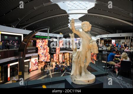 Rome. Italie. Ancienne statue romaine exposée à l'aéroport international Roma Fiumicino Leonardo da Vinci. (Aeroporto internazionale Leonardo da Vinci). Banque D'Images