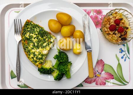 Patate douce maison, fromage bleu et frittata aux épinards Banque D'Images