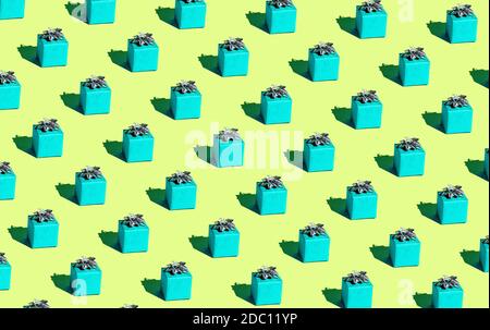 Cadeau bleu sur fond jaune. Motif sans couture dans un style pop art Banque D'Images