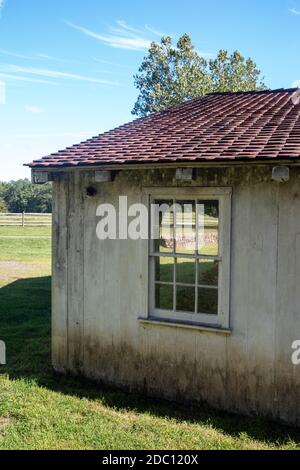 Bâtiment blanchi à la chaux au village colonial idyllique, pâturage vert est vu par la fenêtre. Plein cadre avec espace de copie. Banque D'Images