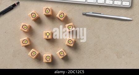 cubes montrant une session de brainstorming et un clavier d'ordinateur sur papier arrière-plan Banque D'Images