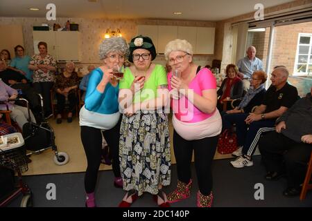 Les Dancing Grannies de Fizzog Productions divertissent les résidents du New Bradley Hall à Kingswinford. Banque D'Images