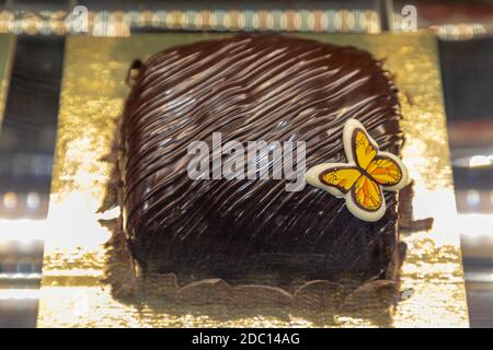 Gateau Au Chocolat Carre Avec Decor Aux Papillons Photo Stock Alamy