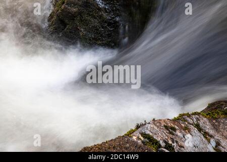Eau fluide avec flou de mouvement, Snowdonia, pays de Galles du Nord Banque D'Images