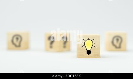 cubes montrant une session de brainstorming sur fond blanc - 3d illustration Banque D'Images