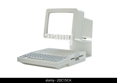 Ancien ordinateur de bureau vintage des années 80 avec écran vierge isolé sur fond blanc. Vue latérale d'un PC classique rétro Banque D'Images