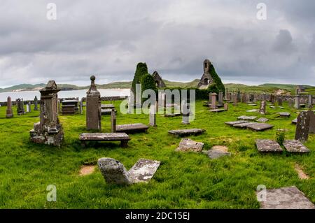 Le cimetière et l'église ruinée à Balnakeil Bay, Durness sur la côte nord de l'Écosse. Juin. Banque D'Images