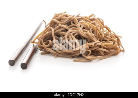 Nouilles soba cuites. Pâtes asiatiques traditionnelles isolées sur fond blanc. Banque D'Images