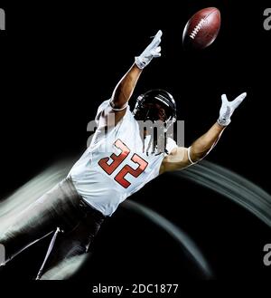 Un african american football player man studio shot isolé sur fond noir avec la lumière la peinture avec l'effet de vitesse de mouvement floue Banque D'Images