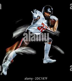 Un african american football player man studio shot isolé sur fond noir avec la lumière la peinture avec l'effet de vitesse de mouvement floue Banque D'Images