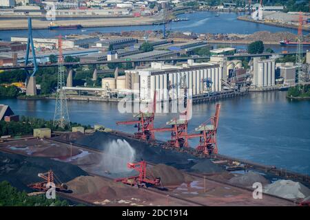 ALLEMAGNE Hambourg Altenwerder, 6 MW Enercon E-126 moulin à vent en face du port de charbon Hanseport et de l'usine d'huile ADM / DEUTSCHLAND Hamburg Hafen, Enercon E-126 mit 6 MW Windkraftanlage in Altenwerder vor Kohle und Erz Hafen Hansaport der Salzgitter AG und Koehlbrand Bruecke Banque D'Images