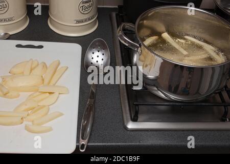 Le processus de fabrication de chips de pommes de terre britanniques maison Banque D'Images