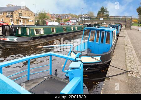Des barques de Narrowboats amarrés sur le canal de Llangollen dans le Trevor Bassin pour l'hiver à l'aqueduc de Pontcysyllte au nord du pays de Galles Banque D'Images