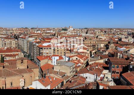 Vue panoramique depuis la tour de la cathédrale de Salamanque, avec vue sur la Plaza Mayor au loin, Castille et Leon, Espagne Banque D'Images