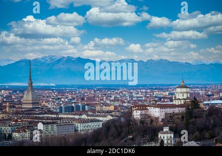 TURIN, ITALIE - VERS AOÛT 2020 : vue panoramique avec horizon au coucher du soleil. Magnifiques montagnes des Alpes en arrière-plan. Banque D'Images